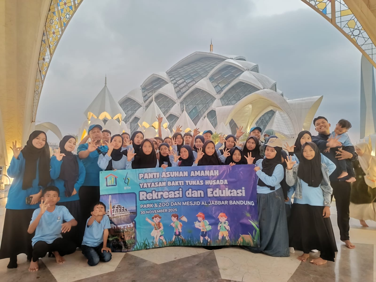 Anak-anak sebelum sholat magrib di Mesjid Al Jabbar Anak-anak sebelum sholat magrib di Mesjid Al Jabbar