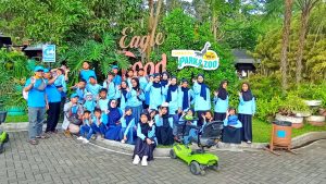 Anak-anak setelah melihat wahana Burung Elang Anak-anak setelah melihat wahana Burung Elang